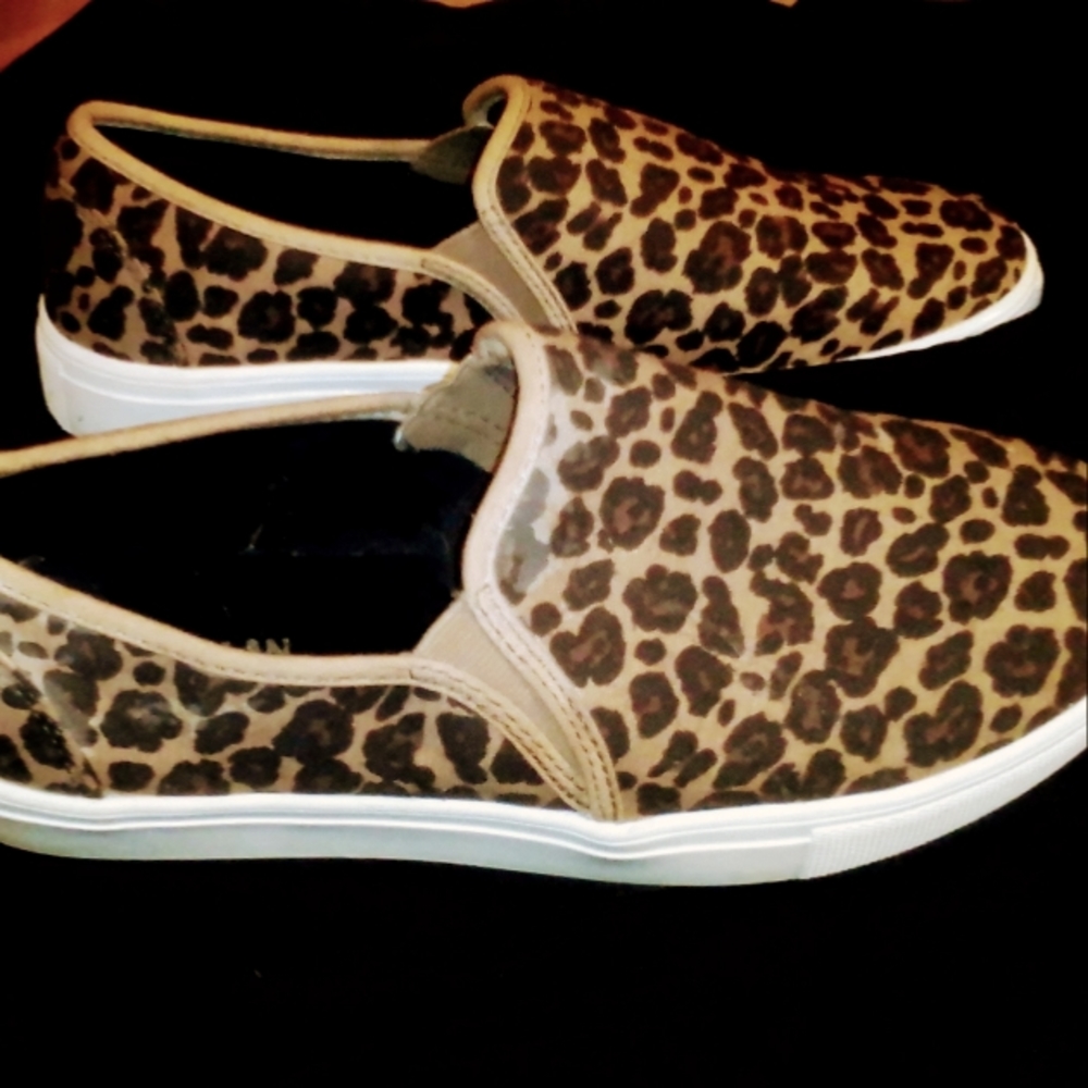 Like New women's Cheetah print shoes size 9. Brand is Magellan outdoors